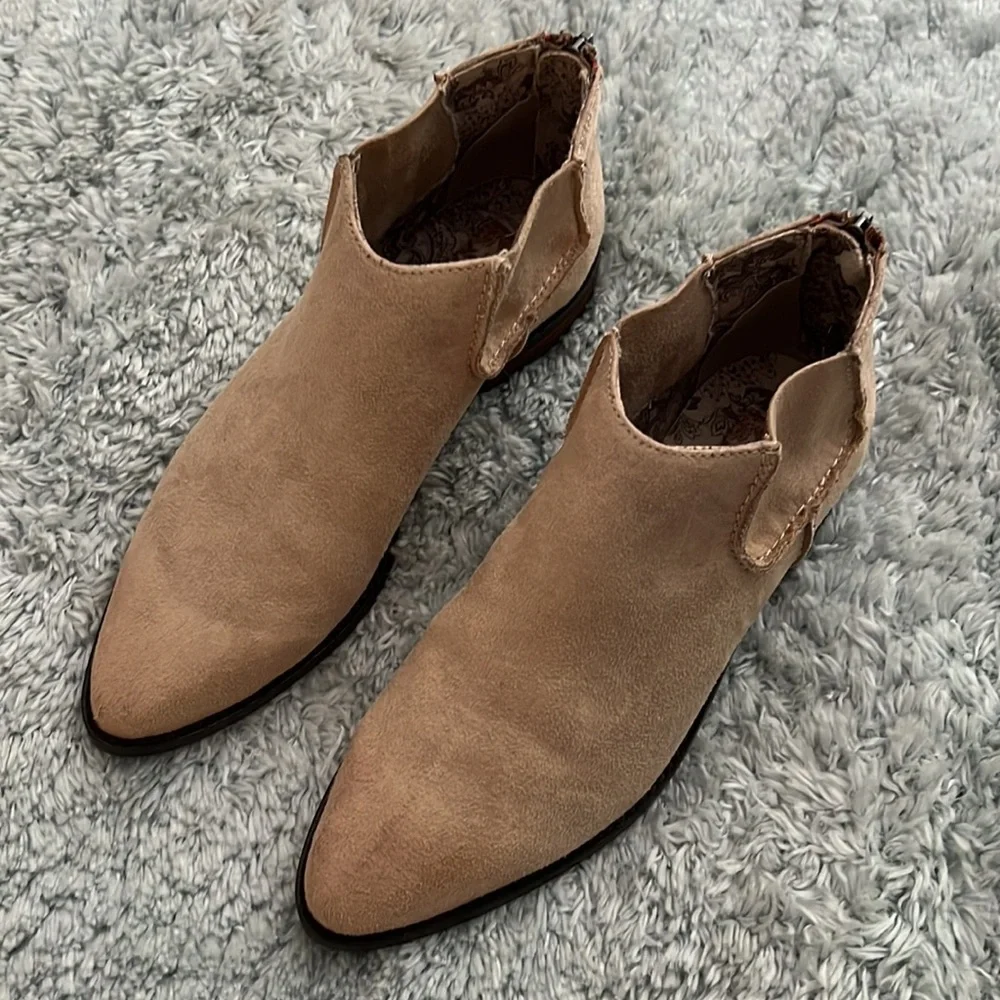 Tan suede booties by Band of Gypsies, size 6 - Picture 4 of 4